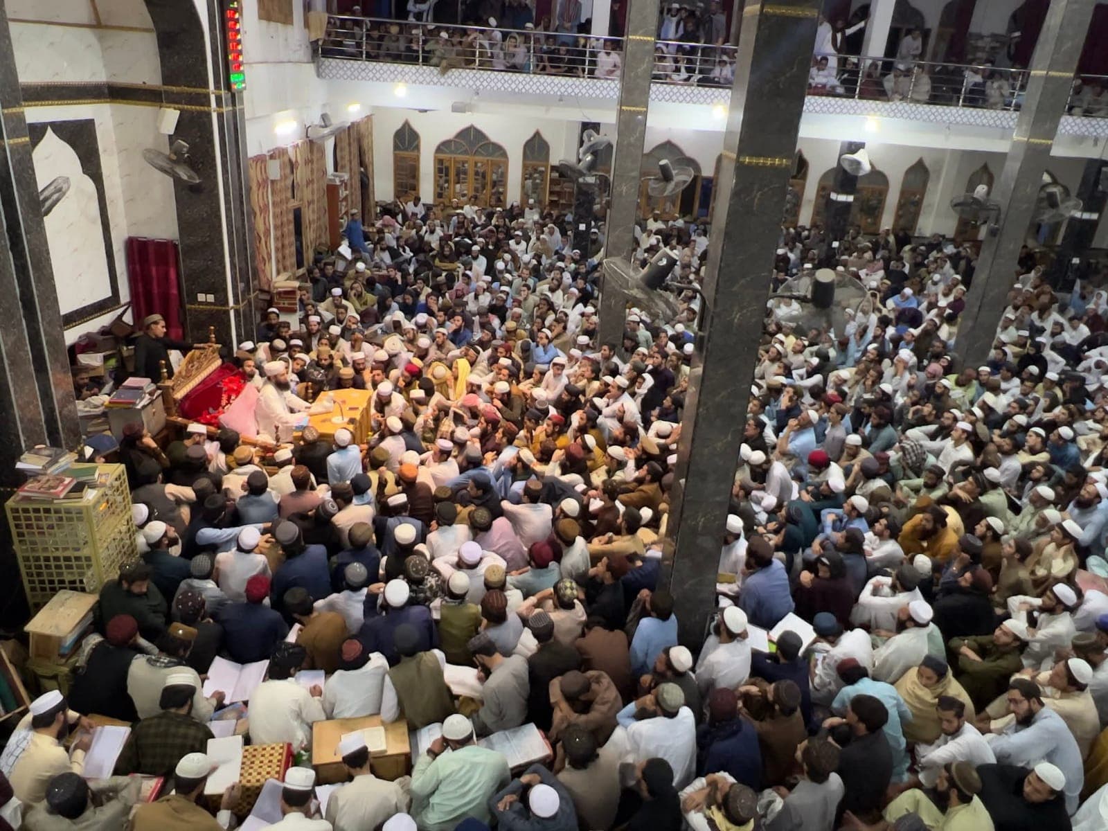 طلبہ سالانہ قرآن تلاوت میں شریک ہیں